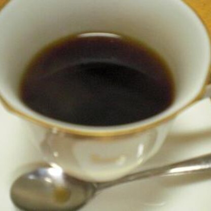 朝食後、のんびりと一人で飲んでいます。
レギュラーコーヒーにほんの少しのお塩、
いつもと少し違うコーヒーの味を
楽しんでいます。（*^_^*）